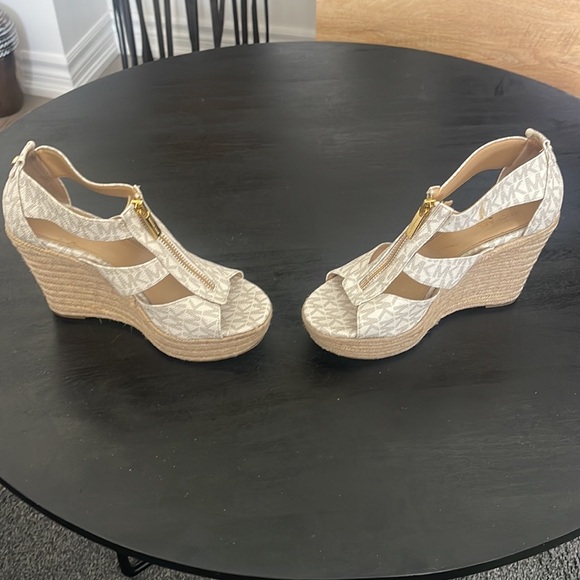 Michael Kors Damita Wedge size 6 - Picture 3 of 3